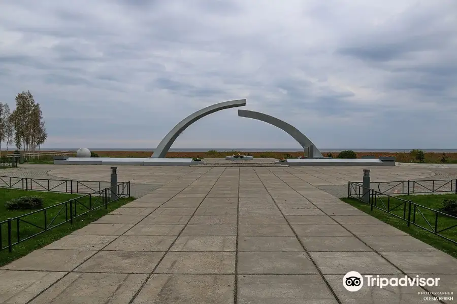 Memorial Complex Broken Ring