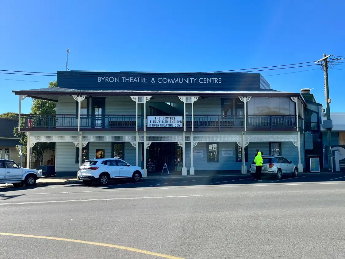 Byron Community Centre附近的飯店