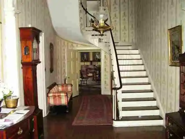 Các khách sạn gần Miller House