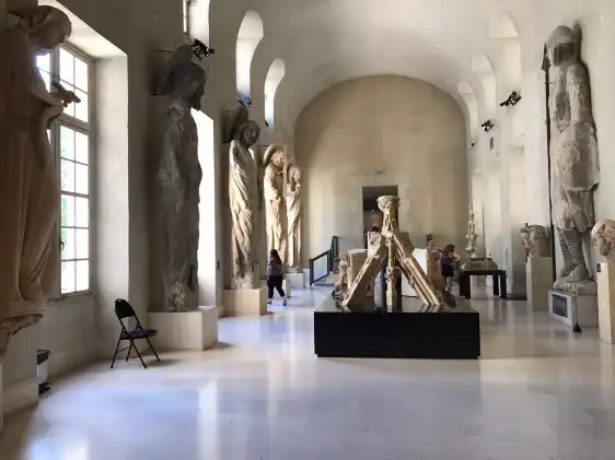 Hotels near Palace of Tau