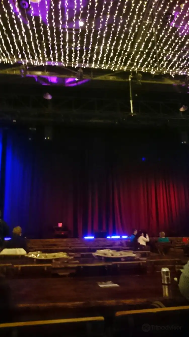Hotels near Barnyard Theatre