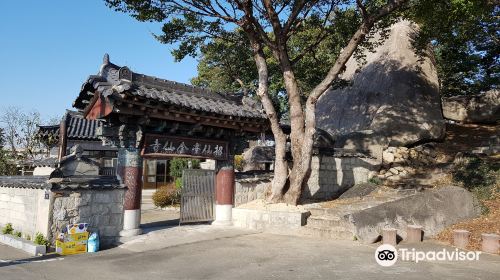 Buddha carved on rock surface on Choseondae