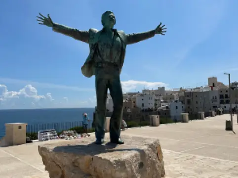 Statua di Domenico Modugno