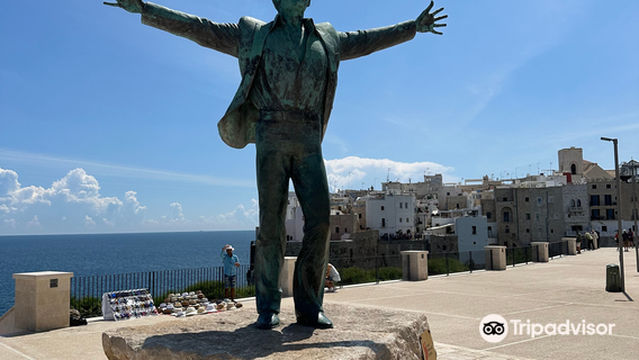 Statua di Domenico Modugno