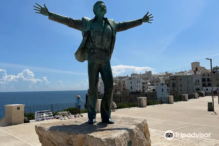 Statua di Domenico Modugno