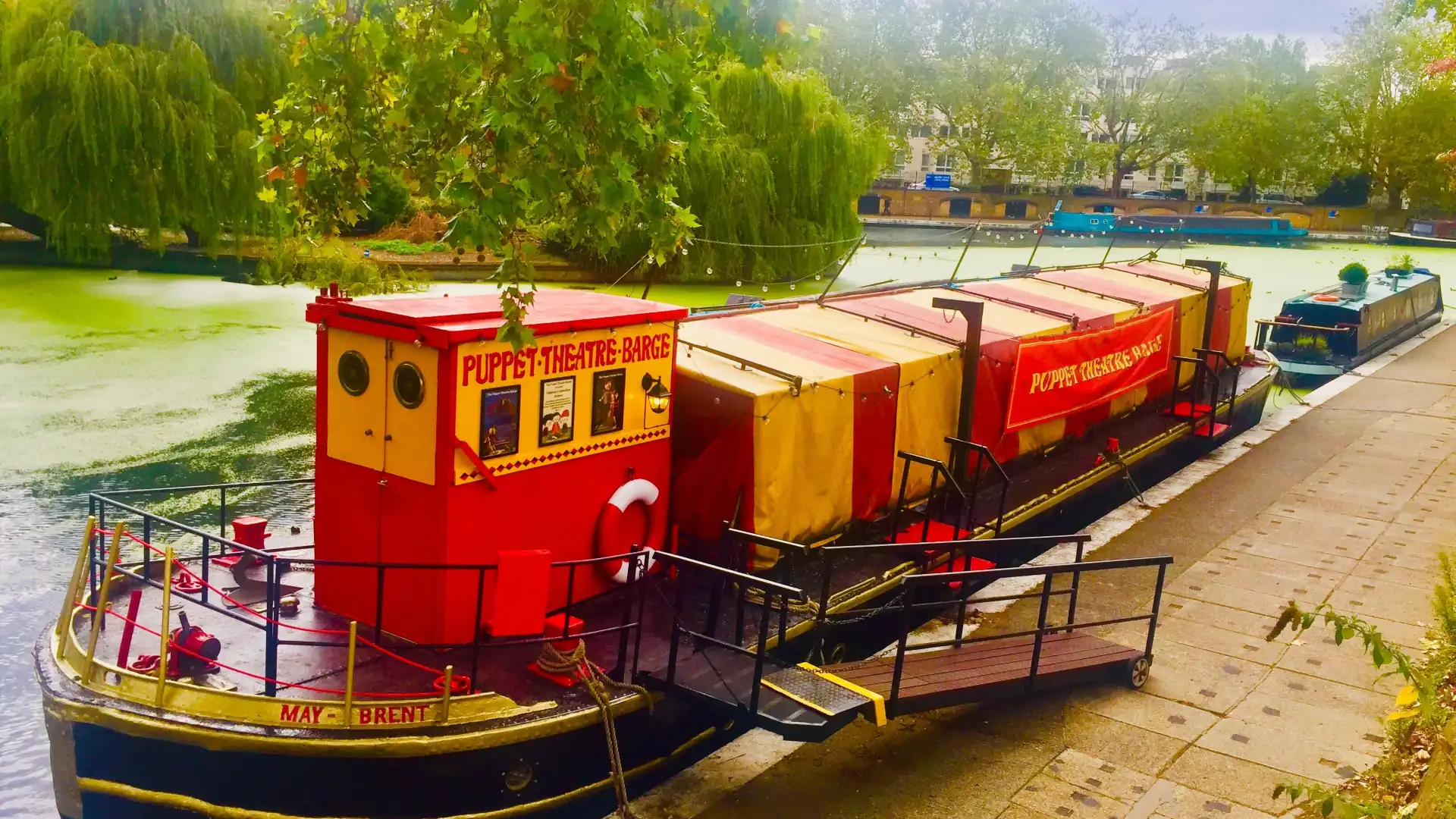 Hoteles cerca de Puppet Theatre Barge