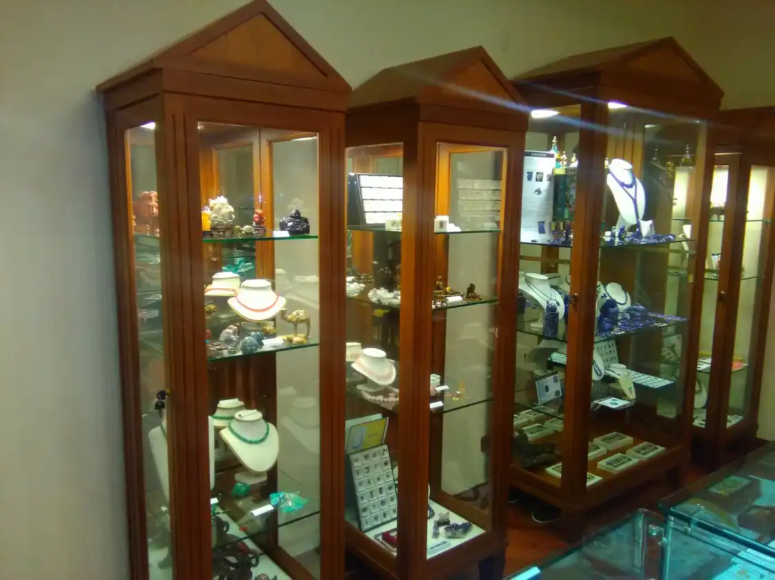 Hotels near Gems Museum