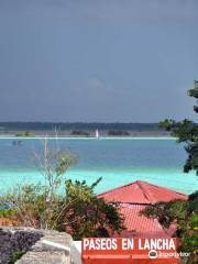 Lago Bacalar (Lake of the Seven Colors)