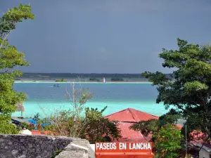 Lago Bacalar (Lake of the Seven Colors)