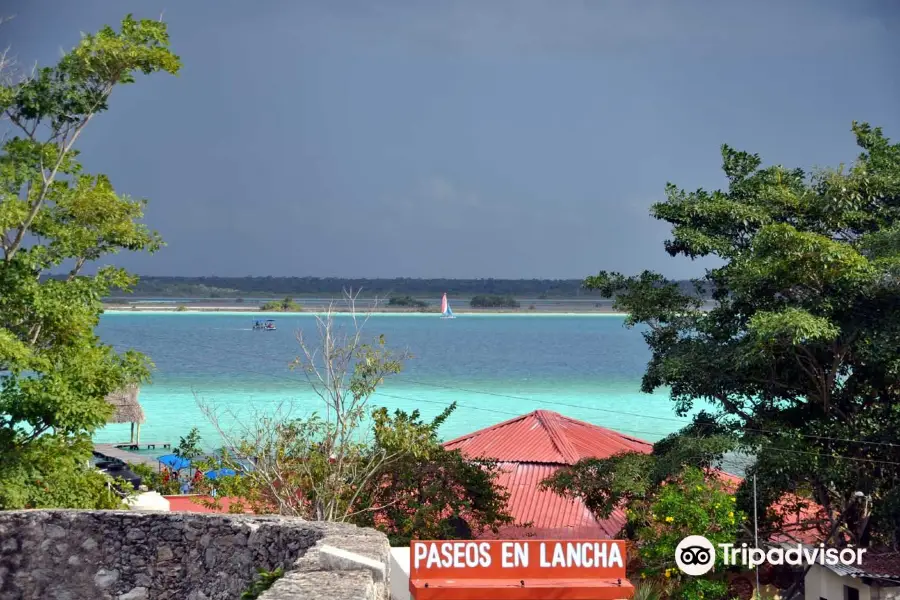 Lago Bacalar (Lake of the Seven Colors)