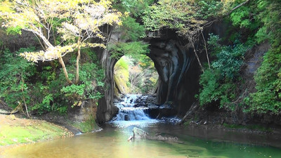 「幻想を放つ魅惑の空洞」　濃溝の滝　アクリル画 幻想を放つ魅惑の空洞」 濃溝の滝 アクリル画