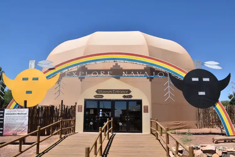 Các khách sạn gần Explore Navajo Interactive Museum