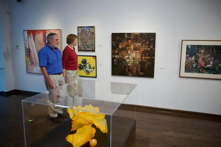 Hotels near Charles H. MacNider Art Museum