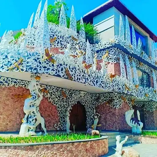 Hotels near Tohpati Village