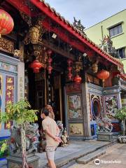 Leong San See Temple (龍山寺)