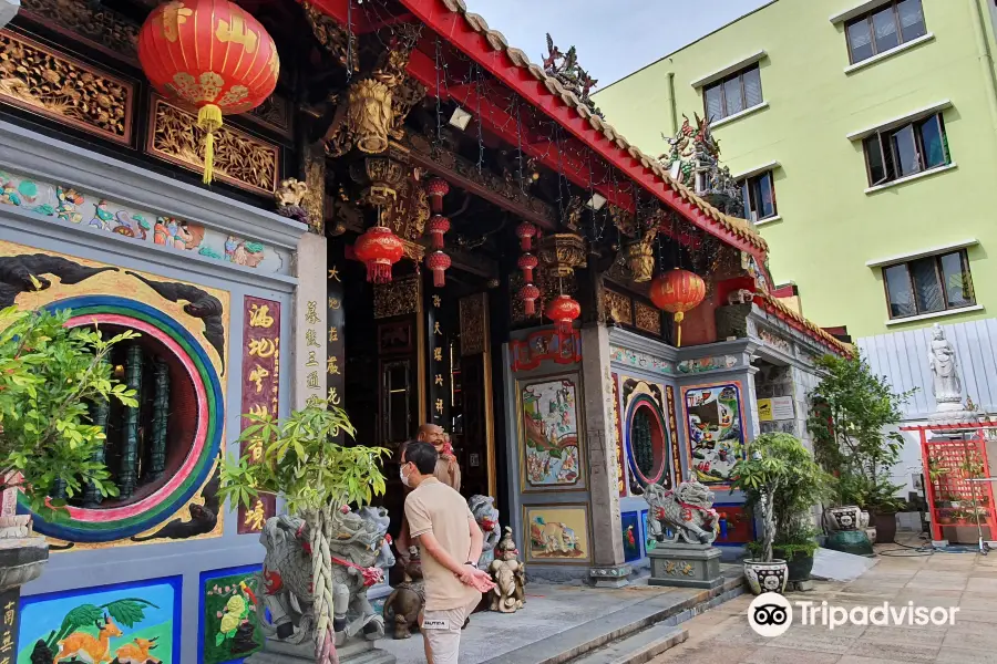 Leong San See Temple (龍山寺)