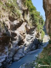 Yanzihkou Trail (Swallow Grotto)