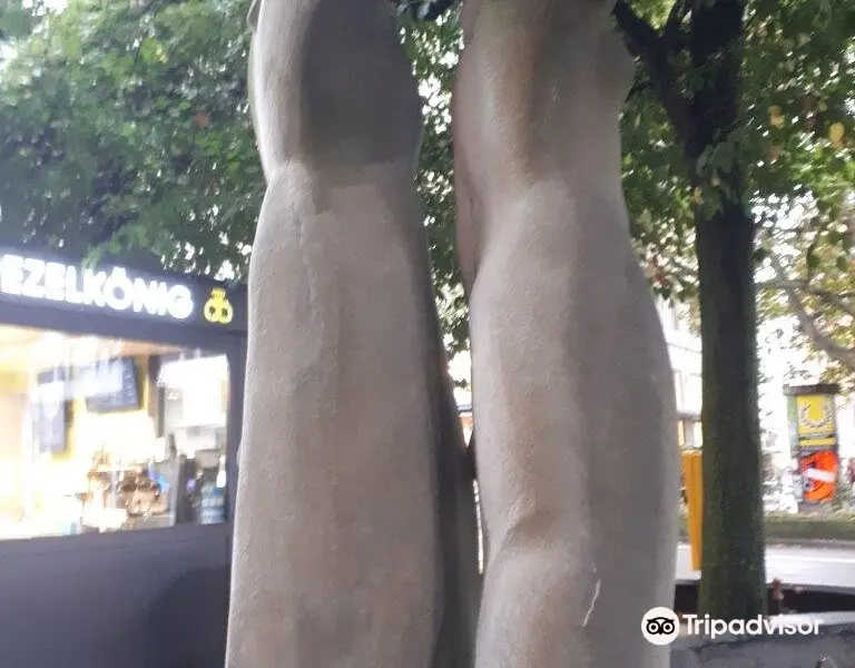 Globus Fountain with two Market Women