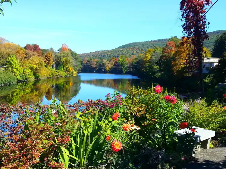 Hotels in Shelburne Falls