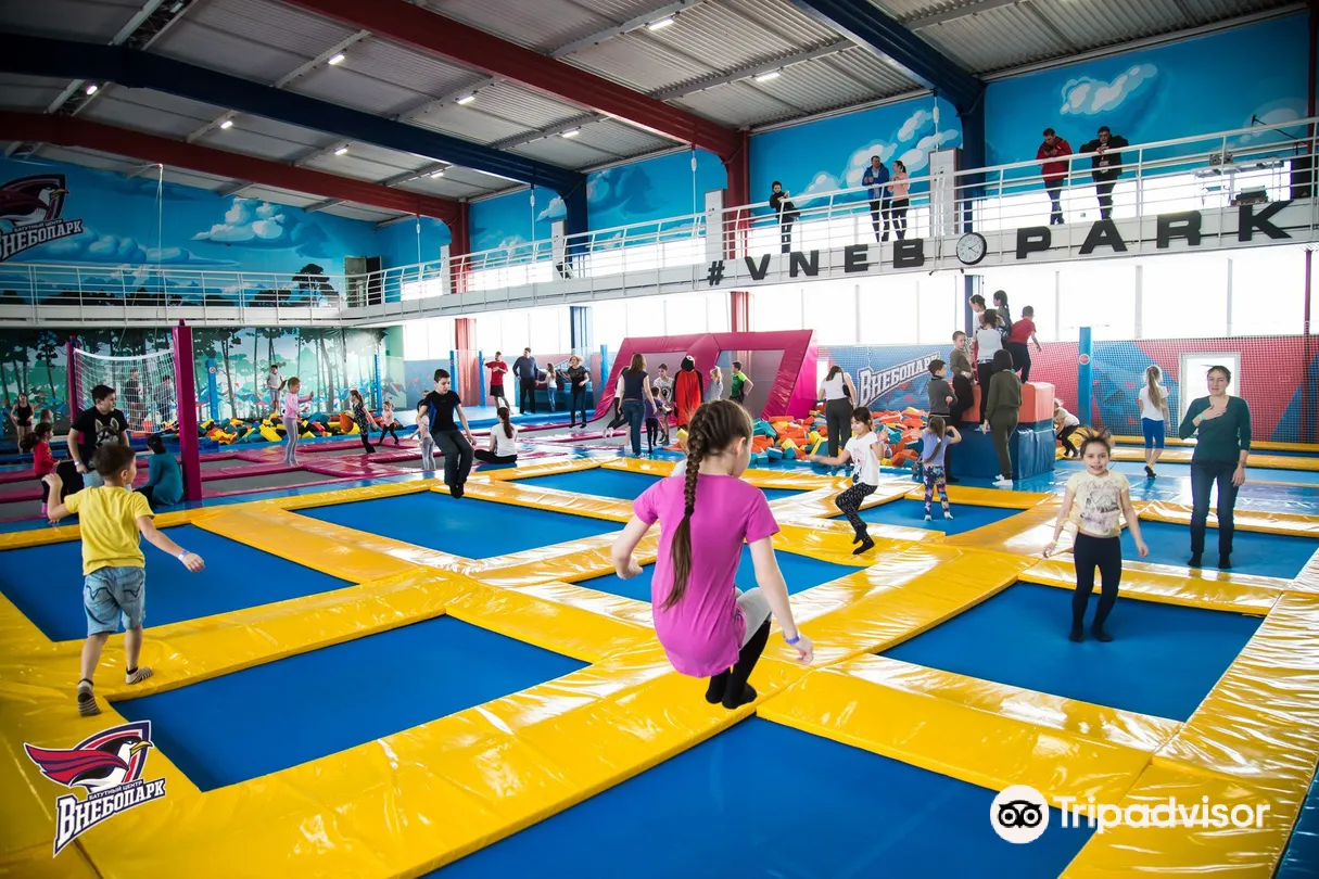 1_Trampoline Center Vnebopark