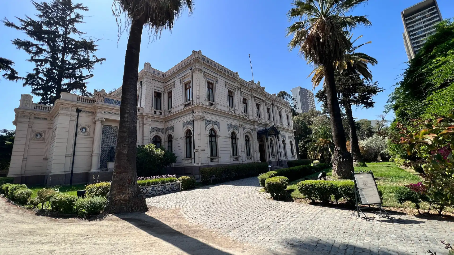 Hotels near Museo Palacio Cousino