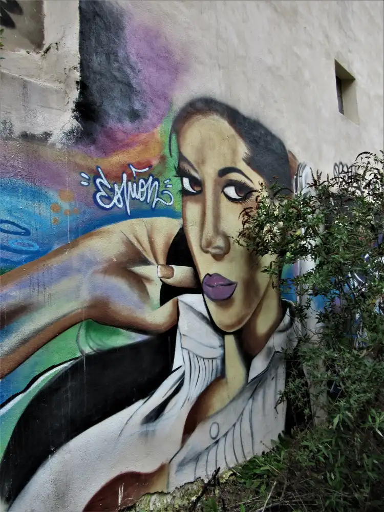 Hotels near Fresque Femme fatale