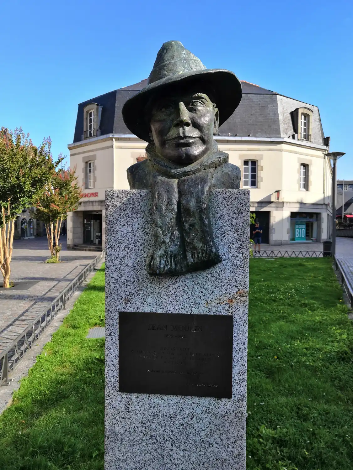 Hotels near Buste de Jean Moulin