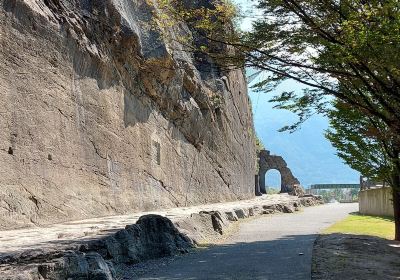 The Roman road to the Gauls and its arch