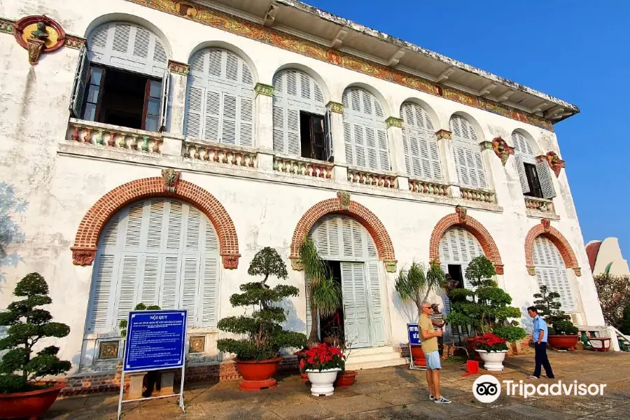 Bạch Dinh (White Palace Historical Cultural Relic)