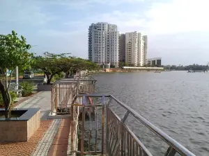 Queen's Walkway