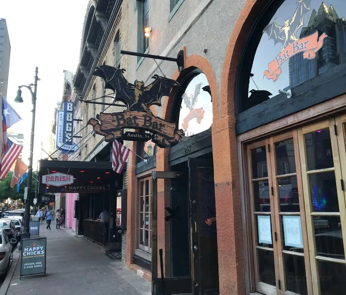 Hotels near E 6th St