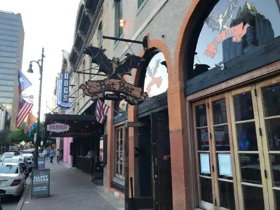 East Sixth Street附近的飯店