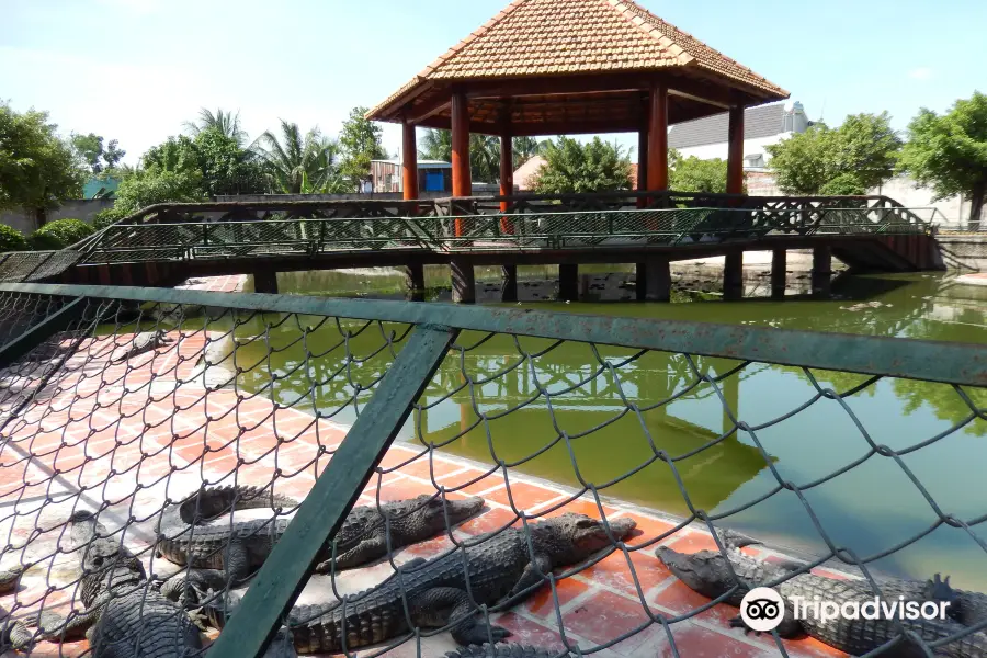 Blue Sky Crocodile Land (Long Xuyen Crocodile)