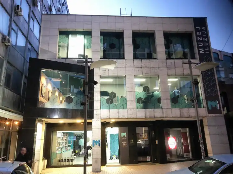 Hotels near Museum of Illusions