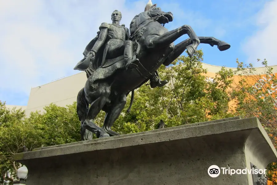 Simón Bolívar Statue