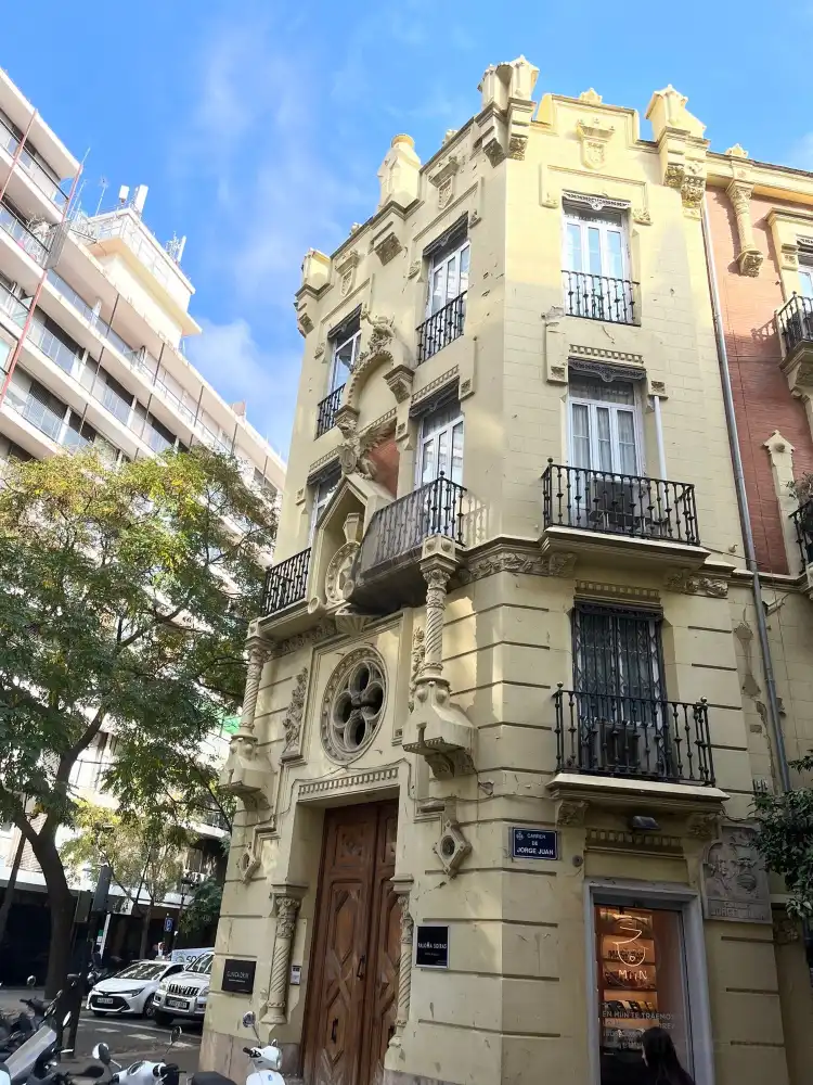 Hotels near Edificio de los Dragones