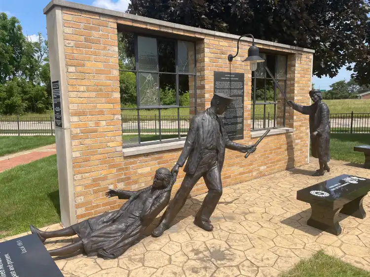 Các khách sạn gần UAW Sitdown Strikers' Memorial