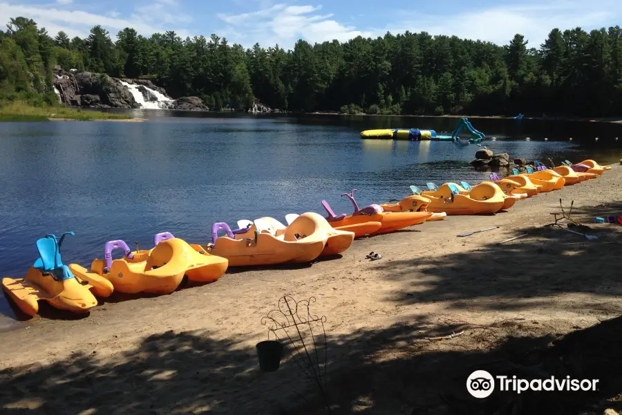 High Falls Bay Cottages, Camping & Waterpark