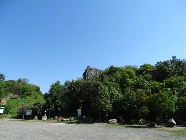 فنادق في Monoszlo