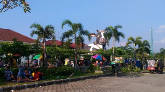 Lembu Suro Statue