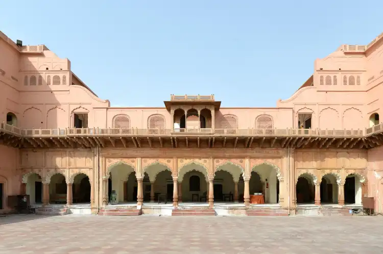 Hotel dekat Raja Nahar Singh Palace
