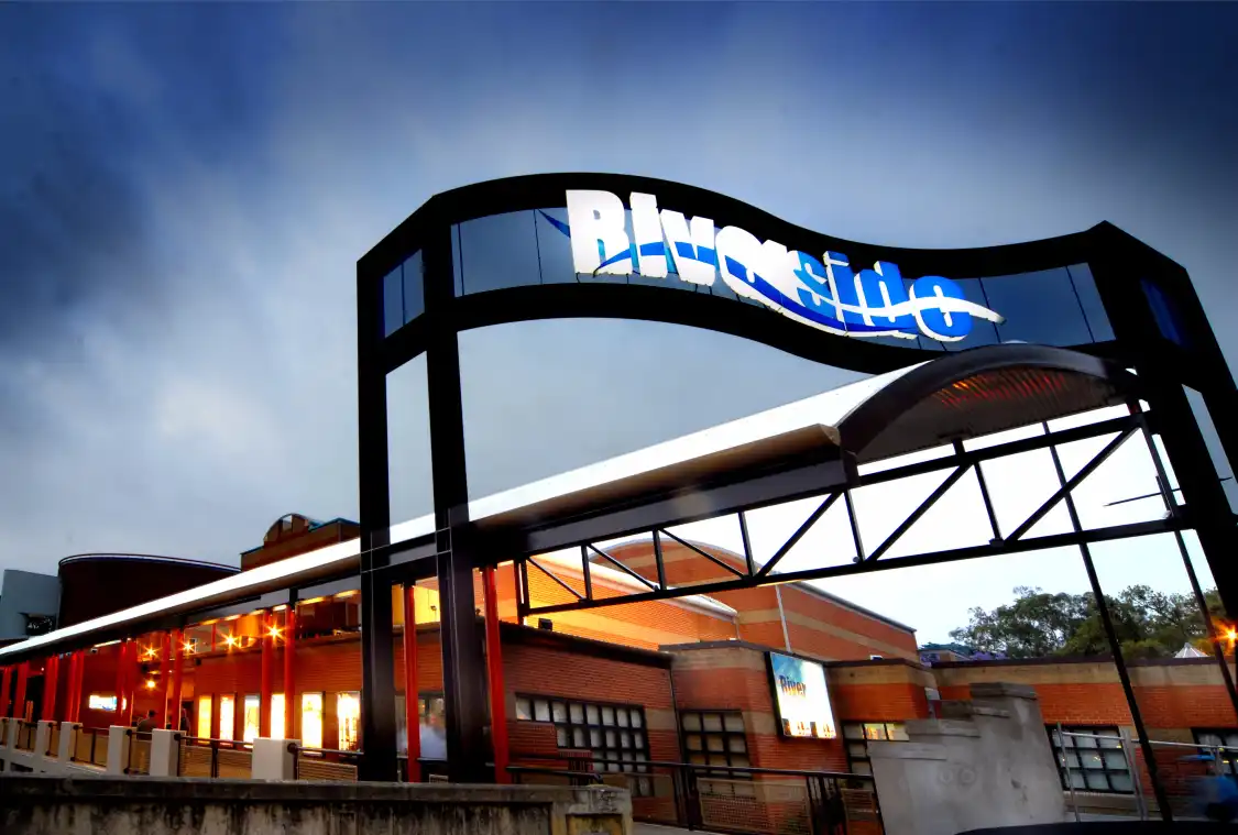Hoteles cerca de Riverside Theatre
