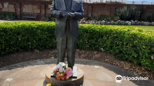 Les Dawson Memorial Statue