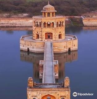 Hiran Minar Park
