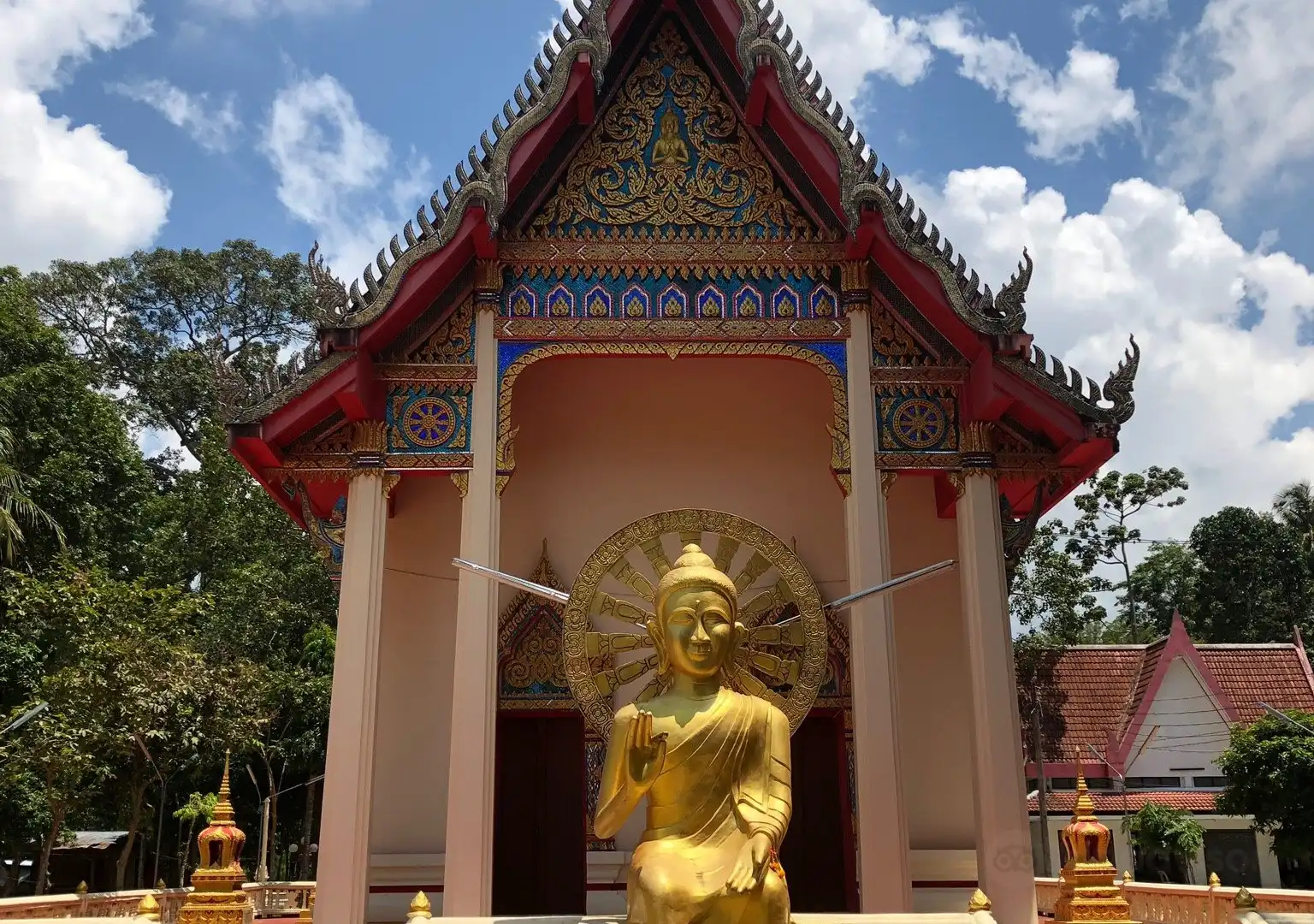 Wat Na Phra Lan周辺のホテル