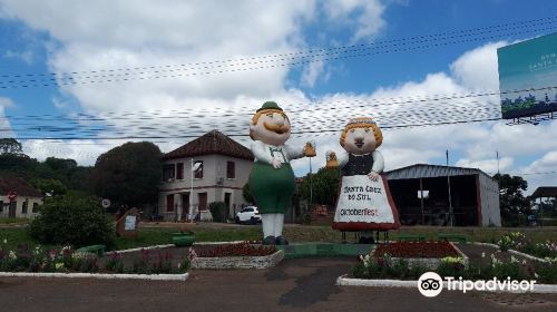 Monumento Bonecos Fritz e Frida