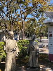 " Ijichi, Yoshii, Seihen ni tuite Kataru" Statue