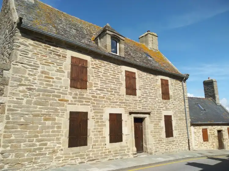 Hotels near La Maison des Seigneurs