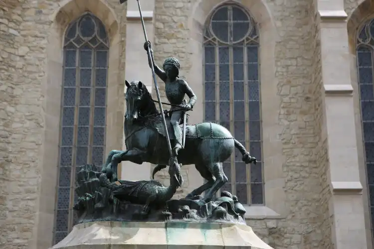 Hotel dekat Saint George Statue