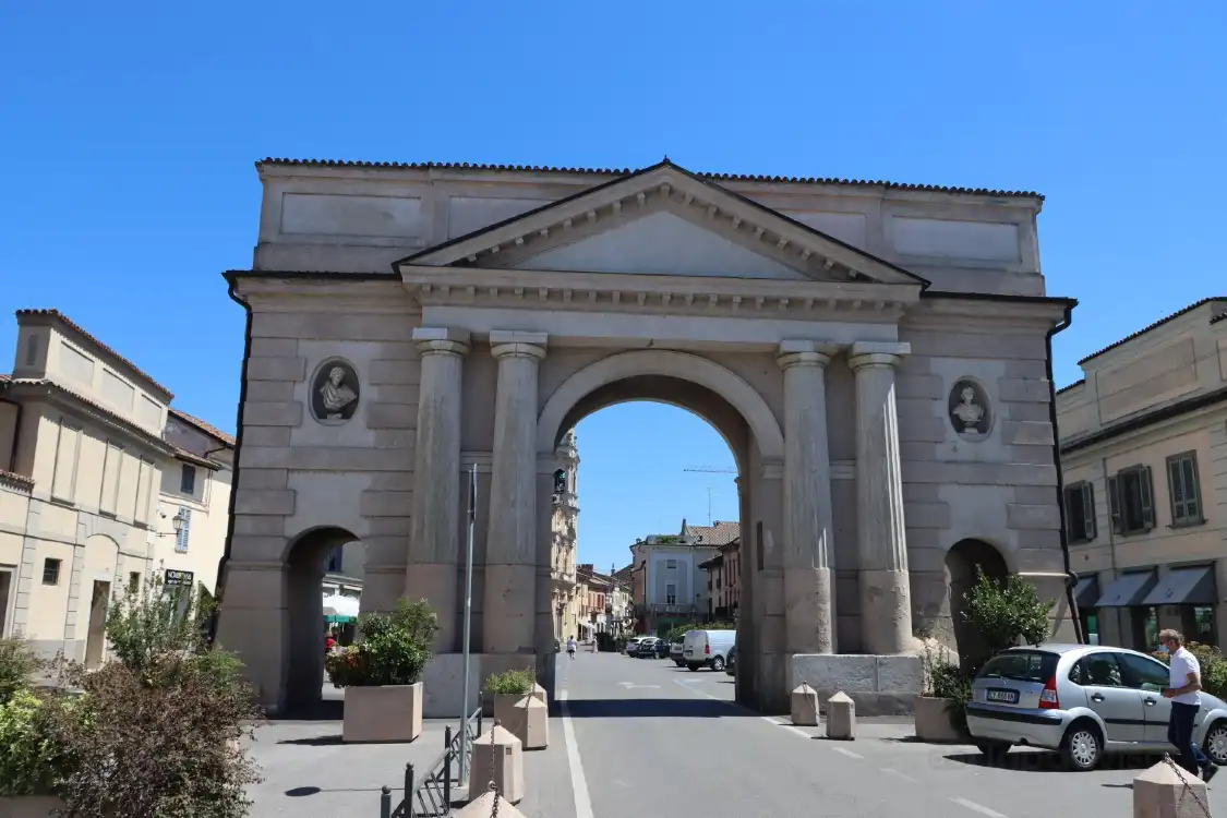 Hotels near Porta Ombriano